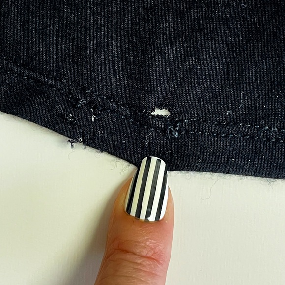 🌸3/$25 5/$35 SALE🌸 Women’s Adam Levine Black Cut Out Tunic Tee Size XS - Picture 9 of 11